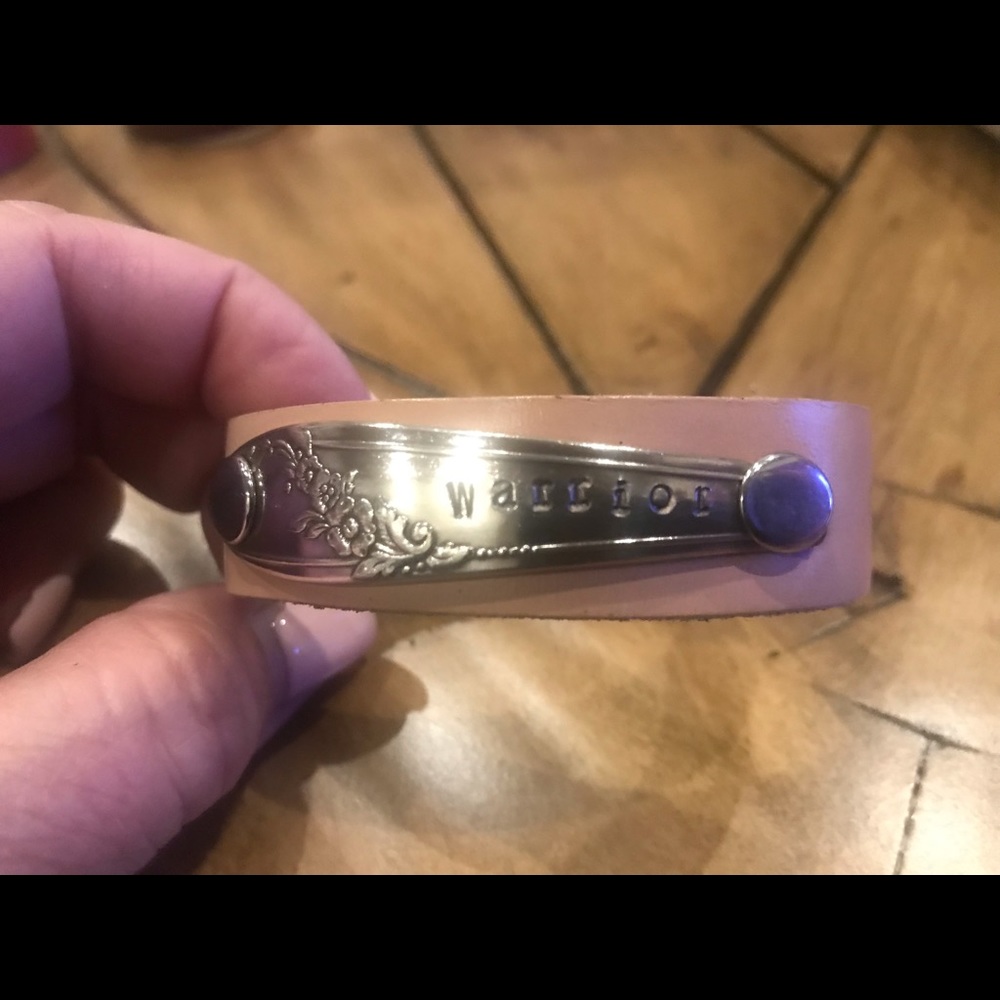 Stamped vintage spoon on leather bracelet - Picture 3 of 5